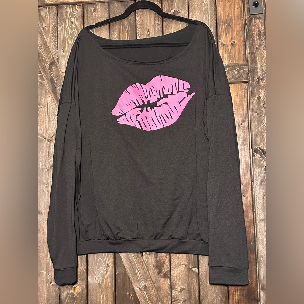 Long Sleeve Off the Shoulder Sweatshirt w/Pink Lips